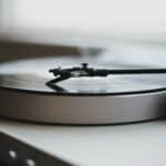 L’avenir du vinyle : Pourquoi le vinyle ne disparaîtra jamais malgré les avancées numériques